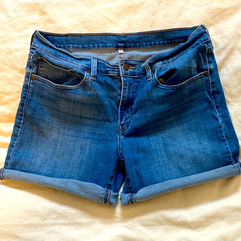 Women’s Levi denim shorts size 30